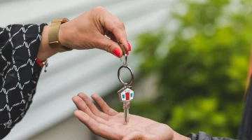 Hypotheekrente daalt, huizenprijzen blijven stijgen